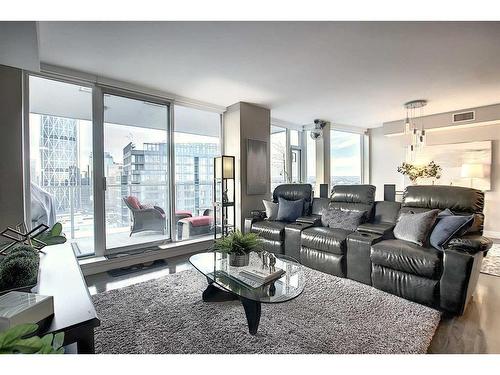 2601-510 6 Avenue Se, Calgary, AB - Indoor Photo Showing Living Room