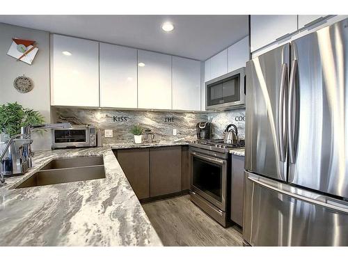 2601-510 6 Avenue Se, Calgary, AB - Indoor Photo Showing Kitchen With Double Sink With Upgraded Kitchen