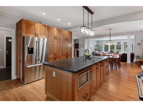 5827 Bow Crescent Nw, Calgary, AB - Indoor Photo Showing Kitchen