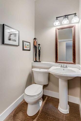 5827 Bow Crescent Nw, Calgary, AB - Indoor Photo Showing Bathroom