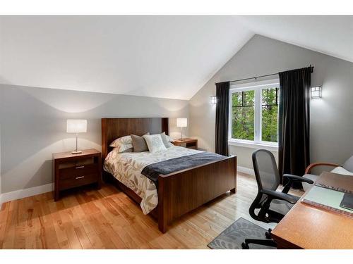 5827 Bow Crescent Nw, Calgary, AB - Indoor Photo Showing Bedroom