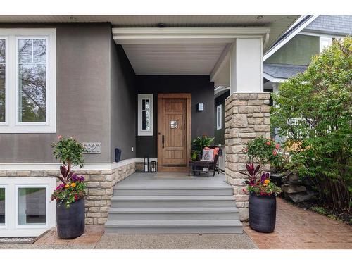 5827 Bow Crescent Nw, Calgary, AB - Outdoor