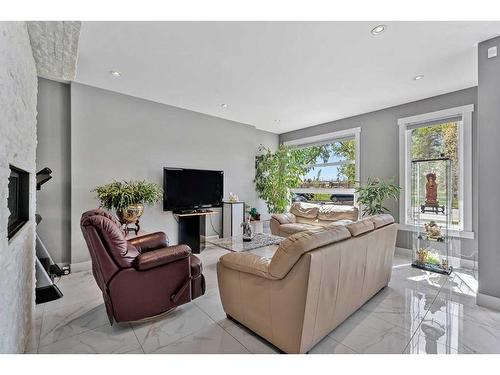 412 18 Avenue Ne, Calgary, AB - Indoor Photo Showing Living Room