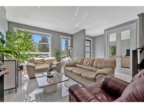 412 18 Avenue Ne, Calgary, AB - Indoor Photo Showing Living Room