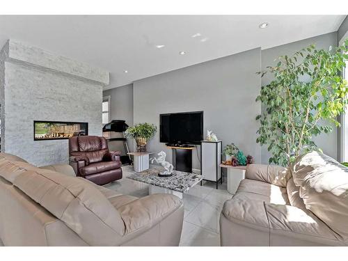 412 18 Avenue Ne, Calgary, AB - Indoor Photo Showing Living Room With Fireplace