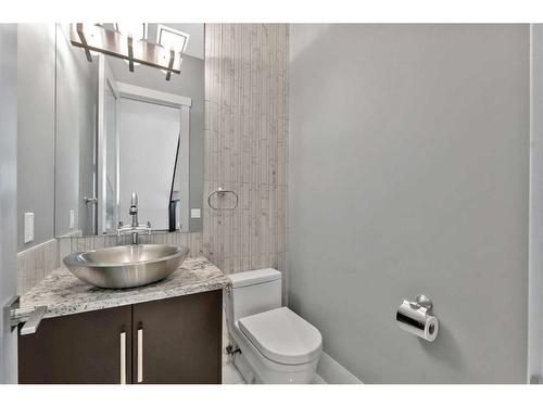 412 18 Avenue Ne, Calgary, AB - Indoor Photo Showing Bathroom