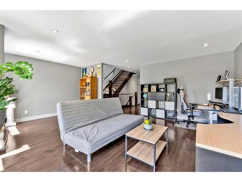 412 18 Avenue Ne, Calgary, AB - Indoor Photo Showing Living Room