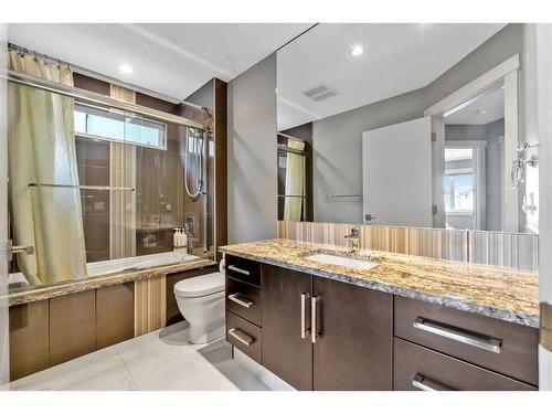 412 18 Avenue Ne, Calgary, AB - Indoor Photo Showing Bathroom