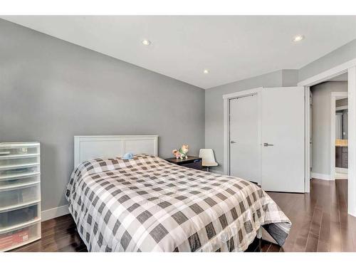 412 18 Avenue Ne, Calgary, AB - Indoor Photo Showing Bedroom