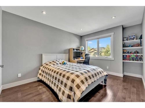 412 18 Avenue Ne, Calgary, AB - Indoor Photo Showing Bedroom