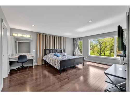 412 18 Avenue Ne, Calgary, AB - Indoor Photo Showing Bedroom