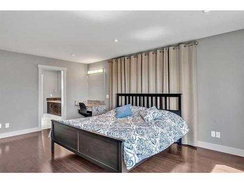 412 18 Avenue Ne, Calgary, AB - Indoor Photo Showing Bedroom