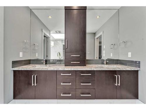 412 18 Avenue Ne, Calgary, AB - Indoor Photo Showing Bathroom