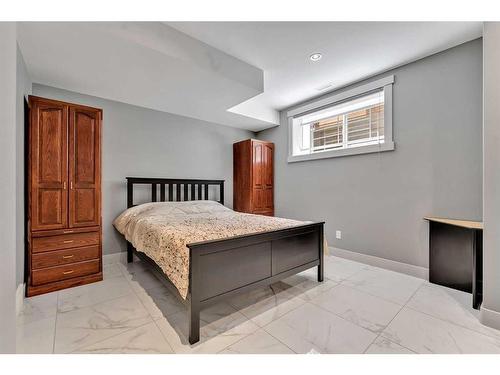 412 18 Avenue Ne, Calgary, AB - Indoor Photo Showing Bedroom