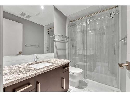 412 18 Avenue Ne, Calgary, AB - Indoor Photo Showing Bathroom