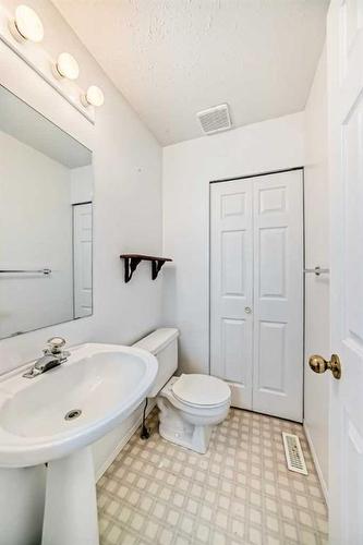 5-567 Edmonton Trail Ne, Airdrie, AB - Indoor Photo Showing Bathroom