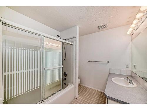 5-567 Edmonton Trail Ne, Airdrie, AB - Indoor Photo Showing Bathroom