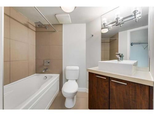 305-220 12 Avenue Se, Calgary, AB - Indoor Photo Showing Bathroom
