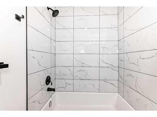 6739 3 Avenue Se, Calgary, AB - Indoor Photo Showing Bathroom