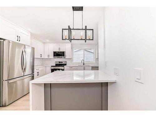 6739 3 Avenue Se, Calgary, AB - Indoor Photo Showing Kitchen With Stainless Steel Kitchen With Upgraded Kitchen