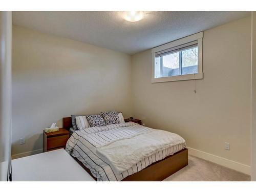 725 26 Avenue Nw, Calgary, AB - Indoor Photo Showing Bedroom