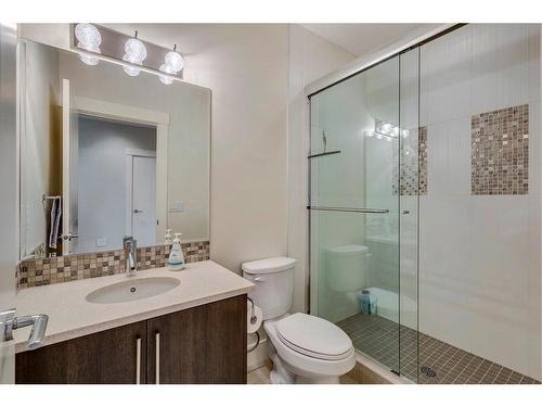 725 26 Avenue Nw, Calgary, AB - Indoor Photo Showing Bathroom