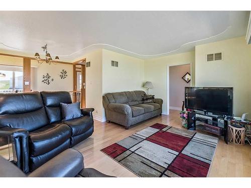 174068 Rr 214, Rural Vulcan County, AB - Indoor Photo Showing Living Room