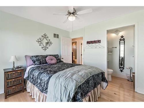 174068 Rr 214, Rural Vulcan County, AB - Indoor Photo Showing Bedroom