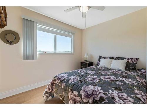 174068 Rr 214, Rural Vulcan County, AB - Indoor Photo Showing Bedroom