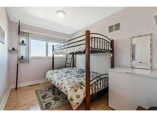 174068 Rr 214, Rural Vulcan County, AB - Indoor Photo Showing Bedroom