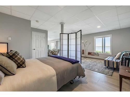 174068 Rr 214, Rural Vulcan County, AB - Indoor Photo Showing Bedroom