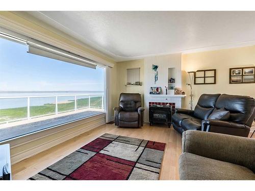 174068 Rr 214, Rural Vulcan County, AB - Indoor Photo Showing Living Room