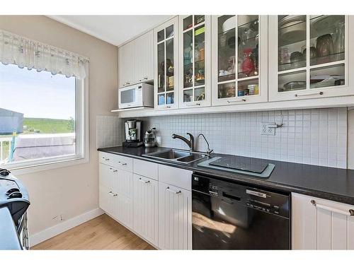 174068 Rr 214, Rural Vulcan County, AB - Indoor Photo Showing Kitchen With Double Sink