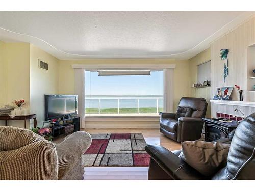 174068 Rr 214, Rural Vulcan County, AB - Indoor Photo Showing Living Room