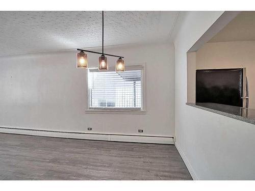 8631 48 Avenue Nw, Calgary, AB - Indoor Photo Showing Other Room