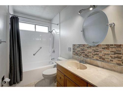 150 Dovercliffe Close Se, Calgary, AB - Indoor Photo Showing Bathroom