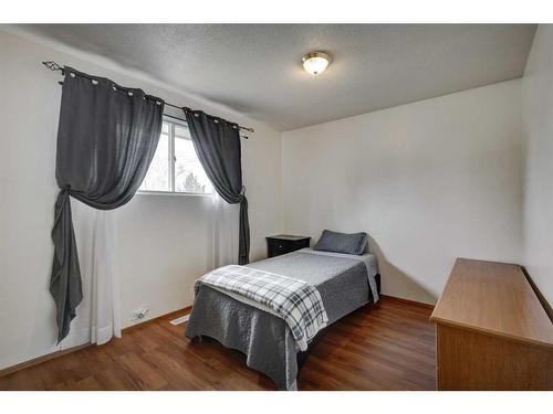 150 Dovercliffe Close Se, Calgary, AB - Indoor Photo Showing Bedroom