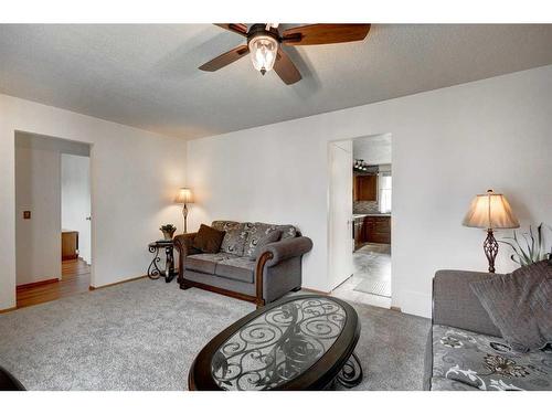 150 Dovercliffe Close Se, Calgary, AB - Indoor Photo Showing Living Room