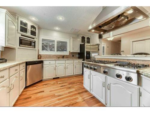 692 West Chestermere Drive, Chestermere, AB - Indoor Photo Showing Kitchen