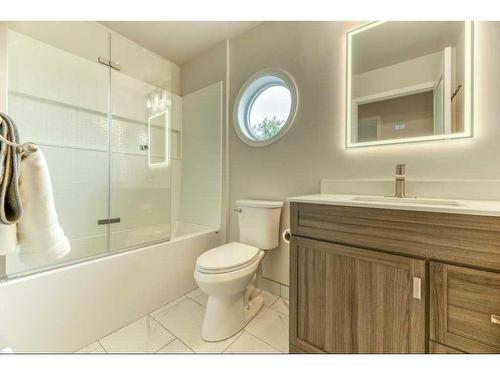 692 West Chestermere Drive, Chestermere, AB - Indoor Photo Showing Bathroom