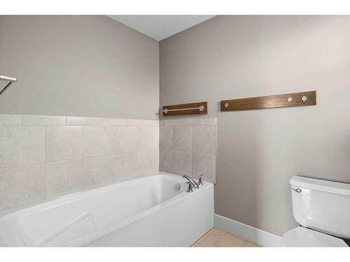 2709 14 Avenue Se, Calgary, AB - Indoor Photo Showing Bathroom