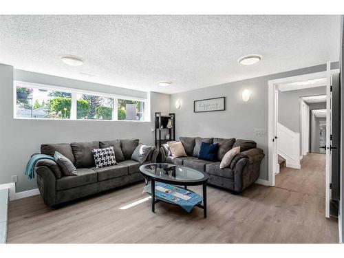 172 Brabourne Road Sw, Calgary, AB - Indoor Photo Showing Living Room
