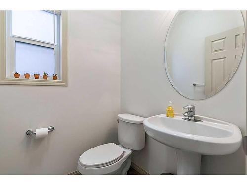 95 Mahogany Grove Se, Calgary, AB - Indoor Photo Showing Bathroom