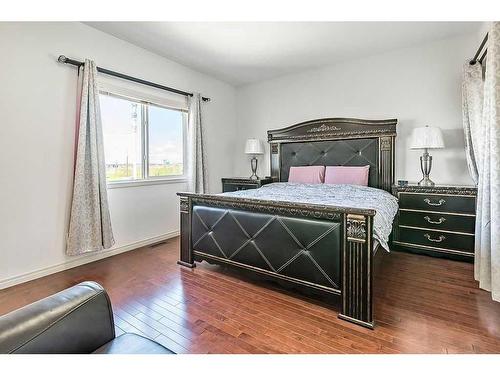 95 Mahogany Grove Se, Calgary, AB - Indoor Photo Showing Bedroom