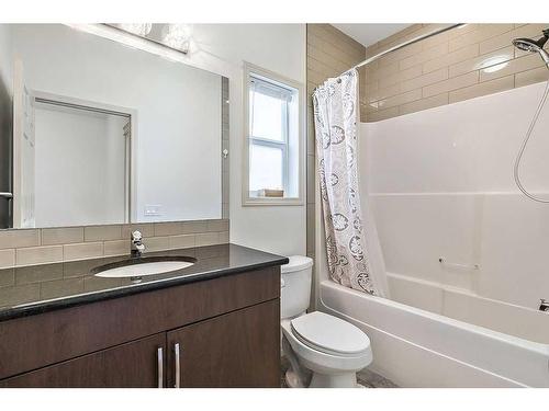 95 Mahogany Grove Se, Calgary, AB - Indoor Photo Showing Bathroom