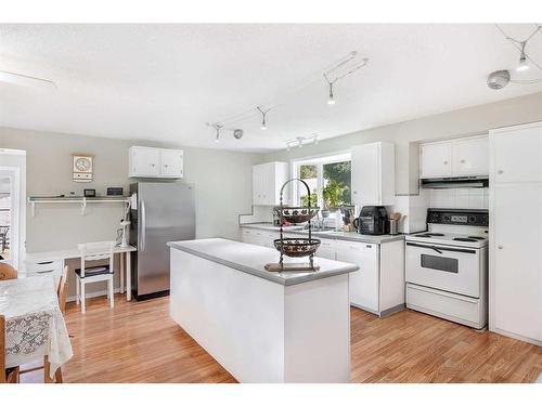 14 Knight Street, Okotoks, AB - Indoor Photo Showing Kitchen