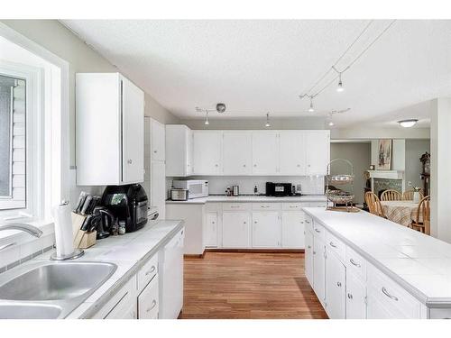 14 Knight Street, Okotoks, AB - Indoor Photo Showing Kitchen