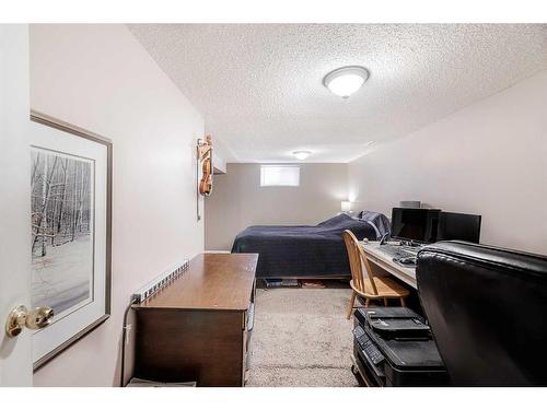 14 Knight Street, Okotoks, AB - Indoor Photo Showing Bathroom