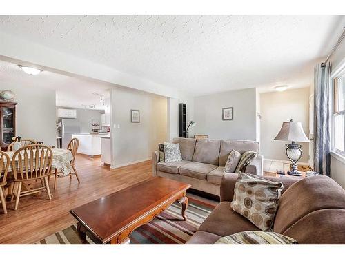 14 Knight Street, Okotoks, AB - Indoor Photo Showing Living Room