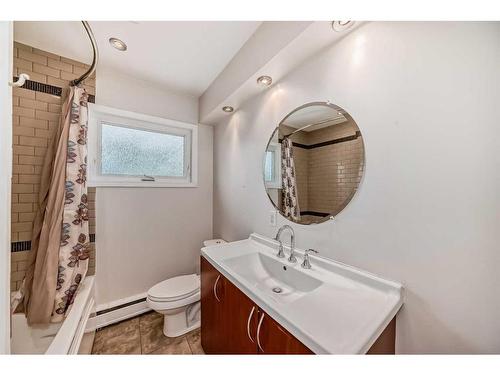 48 Hooke Road Sw, Calgary, AB - Indoor Photo Showing Bathroom